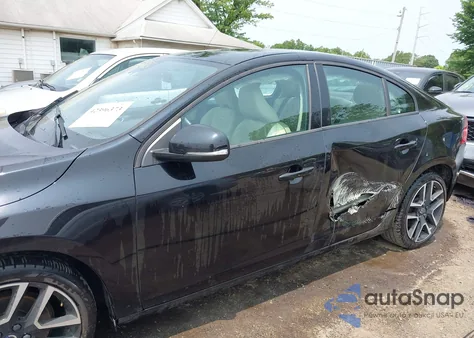 2018 Volvo S60 T5 Dynamic z USA, uszkodzony, nr VIN YV126MFL4J2458009